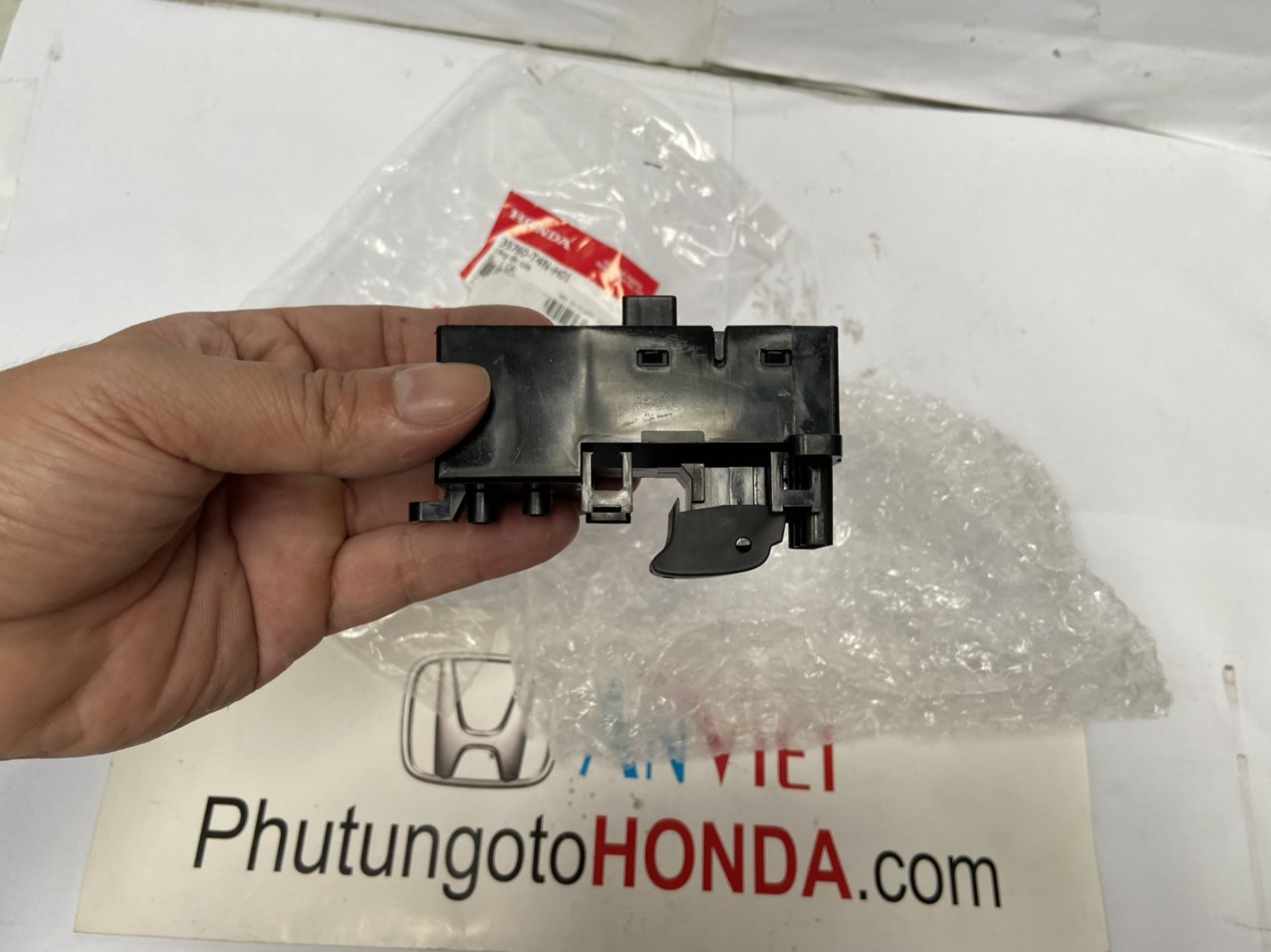 Công tắc lên xuống kính cửa xe Honda JAZZ
